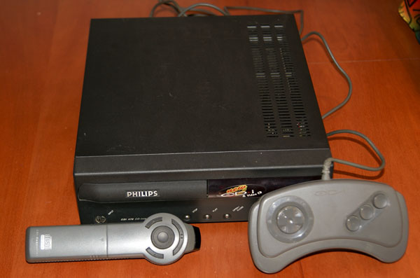 La Philips CD-i con sus mandos (a distancia y de control)